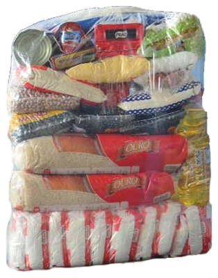 Cesta básica numa sacola plástica transparente, com arroz, feijão, açúcar, óleo, macarrão e enlatados.