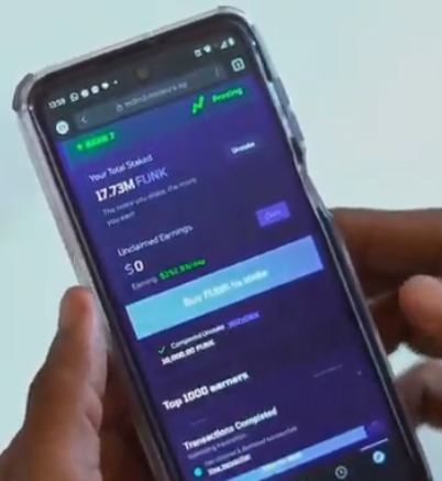 Celular mostrando a tela de stake da $FUNK com rendimentos e valor em stake